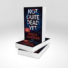 Text: "Not Quite Dead Yet" von Holly Jackson, Thriller. Stapel von Büchern mit dunklem und minimalistischem Cover.