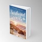 "Nordwindworte" von Marieke Hansen. Roman. Küstenlandschaft mit Dünen und Meer bei Sonnenuntergang.