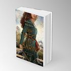 „Rebecca Michéle, Der Weg der Bärin, Historischer Roman.“ Eine Frau in grünem Kleid mit Schloss im Hintergrund.