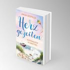 „Herzgezeiten“ von Anja Seefeld. Küstenmotiv mit Boot, Drachen und Dünen; darunter „Küstenglück in Greetsiel“.