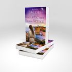 Buchcover: "Anna Jacobs: Die Liebe unter neuen Sternen". Frau blickt auf Küstenlandschaft bei Sonnenuntergang.