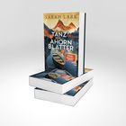 „Tanz der Ahornblätter“ von Sarah Lark. Bild: Berglandschaft mit Boot auf Wasser.