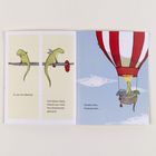 Es steht: "Es war ein DRACHE! Und dieser kleine Drache war nicht fürs Schwimmen gemacht. Sondern fürs Feuerspucken ..." Illustrationen eines kleinen Drachen auf einem Ast und in einem Heißluftballon.