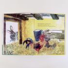 Text: "Sofort lief Häschen zu Eselschen Haus. Aber Eselschen war nicht zu sehen. Häschen legte die Rübe hin und hoppelte wieder fort."  
Illustration: Ein Häschen schaut in eine Scheune mit einem Hahn, Henne und Küken auf Stroh.