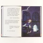 Text über ein Gespenst, das beruhigend spricht; Illustration mit Mädchen und kleinem Geist in dunklem Raum mit Spinnweben.