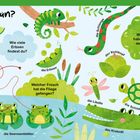Text: "Was ist grün?", "Wie viele Erbsen findest du?", "Welcher Frosch hat die Fliege gefangen?", "Welche Farbe haben die Punkte der Schlange?". Illustration von grünen Tieren und Pflanzen, darunter ein Krokodil, eine Schlange, Frösche, eine Libelle und eine Schildkröte.