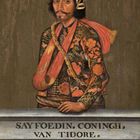 "SAY FOEDIN. CONINGH. VAN TIDORE." zeigt einen Mann in reich bestickter Kleidung mit exotischem Kopfschmuck.