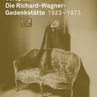 Text: "Vorspiel: Die Richard-Wagner-Gedenkstätte 1923–1973". Ein altes Sofa, eine Büste und ein kleines Bild an der Wand.