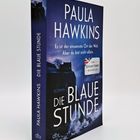„PAULA HAWKINS. Es ist der einsamste Ort der Welt. Aber du bist nicht allein.“ Roman „Die blaue Stunde“. Düstere Küste.
