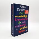 Aufschrift: "Anika Decker. Zwei vernünftige Erwachsene, die sich mal nackt gesehen haben. ROMAN." Bunter Text auf dunkelblauem Cover.