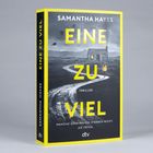 Buchcover: "Samantha Hayes. Eine zu viel. Thriller. Manche Geheimnisse sterben nicht. Sie töten." Haus, Weg, Frau in Gelb.