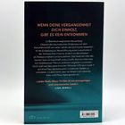 "Wenn deine Vergangenheit dich einholt, gibt es kein Entkommen." Unten ein Zitat von Lisa Jewell. Dunkler Hintergrund.