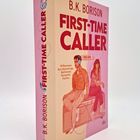 "B.K. Borison, FIRST-TIME CALLER, Willkommen bei Heartstrings, Baltimores Romantik-Hotline." Zwei Personen mit Kopfhörern.