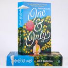 „One & Only“ von Maurene Goo, Roman. Cover zeigt Frau in gelbem Kleid vor Blumenwiese, blauer Himmel.