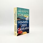 "Der Himmel über Carrara" von Adriana Trigiani. Cover mit einer Frau am Ufer; dtv-Logo unten rechts.