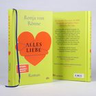 „Alles Liebe“ von Ronja von Rönne, gelbes Buchcover mit rotem Herz. „Roman“ unten. Seiten haben Zusammenfassung.