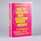 Buchtitel: "Was Sie (wirklich) über Erziehung wissen müssen" von Tillmann Prüfer, mit farbigem, auffälligem Design.