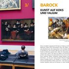 3/ BAROCK: KUNST AUF KOKS UND VALIUM. Zwei Gemälde an einer roten Wand, Menschen sitzen auf einer Bank im Museum.