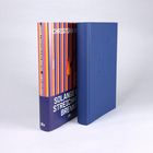 „SOLANGE EIN STREICHHOLZ BRENNT“ von Christian Huber, Hinweis „SPIEGEL Bestseller-Autor“. Bunt gestreiftes Cover.