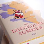 "DER EINSIEDLER SOMMER" von Anne Sverdrup-Thygeson. Auf dem Buchcover ein Käfer über farbigen Blättern.