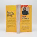 Links steht: "Neon ist verknallt. In Aria." Rechts Informationen über Jason Reynolds mit Bild. Hintergrund in Gelb.