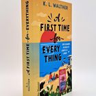 „A FIRST TIME FOR EVERYTHING“, Buch von K.L. Walther. Gelbes Cover mit Strand, roter Sonne und blauer Schrift.