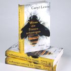 „Caryl Lewis: Wenn die Bienen schweigen“, Roman, dtv. Cover zeigt eine große Biene auf einem gelben Hintergrund.