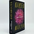 "NARBENMÄDCHEN" von Lilly Bogenberger. Schwarzes Cover, gelbe Schrift, lila stachelige Blume. Verlag "dtv".