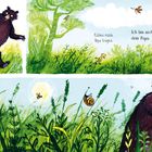 Illustration: Ein Bär läuft durch eine grüne Landschaft. Ein kleines Küken folgt ihm und bittet getragen zu werden.