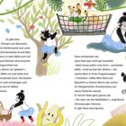 Zwei Affenkinder und ein Tigerkind spielen im Zimmer mit Kletterwand und Netz, eines fährt einen Puppenwagen. Bunte, fröhliche Szene.