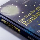 "Das Wunder der Rauhnächte" steht auf dem Cover eines Buches mit winterlichem Design und goldenen Akzenten.