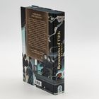 „LIEBE GEGEN JEDE VERNUNFT“ ist auf der Rückseite eines Buches. Illustration von Menschen in traditioneller Kleidung.