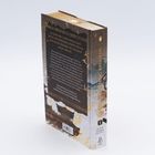 IN EINER WELT OHNE MAGIE KANN NICHTS DIE FINSTERNIS STOPPEN, BIS AUF ZWEI JUNGE MÄNNER. "DUNGHUAI FUSHENG RECORDS" ist seitlich zu lesen. Der Hintergrund zeigt ein dunkles, geheimnisvolles Design mit goldenen Akzenten.
