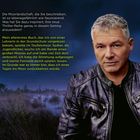 Texte über Inspiration für eine Thriller-Reihe in einer Moorlandschaft mit Kindheitserinnerungen. Porträt eines Mannes rechts.