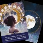 Ein Text lautet: "Ich bin im mühelosen Fluss wie die steigende Flut. Ich lasse alle Anhaftungen von mir abfließen." Eine Frau im Wasser vor Mondphasen.