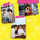 Drei Fotos, gelber Hintergrund mit weißem Muster, pinkes Klebeband hält die Bilder. Kinder und Erwachsene in gemütlicher Umgebung.