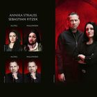 ANNIKA STRAUSS, SEBASTIAN FITZEK, ALLTAG, HALLOWEEN; links Vorher-Nachher-Bilder, rechts zwei Personen vor rotem Hintergrund.