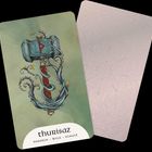 Thurisaz: Handeln – Wille – Schutz. Eine kunstvolle Illustration eines Hammers mit wirbelndem Muster und Runen.