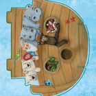 Illustration: Tiere und zwei Menschen auf einem Holzschiff. Nilpferde, Affen, Bären, Papagei und Schildkröten sind zu sehen.