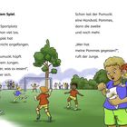 „Vor dem Spiel“: Pumuckl isst Pommes von einem Jungen, der fragt, wer sie gegessen hat. Fußballspiel im Hintergrund.