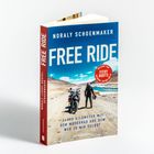 „FREE RIDE“ zeigt ein Motorrad und Fahrer in einer wüstenähnlichen Landschaft mit blauem Himmel.