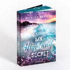 Auf dem Cover steht: "Nadine Kerger, My Highland Secret, Roman." Ein Strand bei Sonnenuntergang ist zu sehen.
