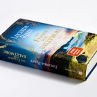 Ein Buch mit dem Titel "Die Frauen von Ballymore" von Lucinda Riley; Landschaftsbild mit Küste und Blumen auf dem Cover.