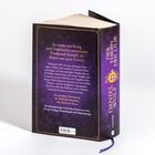 Text: "In einem von Krieg und Umbrüchen zerrissenen Frankreich kämpft ein Ritter um seine Familie."  
Seitentext: "Der Thron der Lilie" von Daniel Wolf. Buch mit violettem Cover und goldenen Details.
