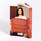 Eine Frau sitzt vor einem Holzhintergrund. Rechts: Buchrücken. Hauptfarben: Orange, Weiß.