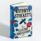 Buchcover von "Der Club der Unbeugsamen" von Kathryn Stockett. Blauer Vogel und Blumen. Ovaler roter Aufkleber, Logo von btb.