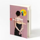 "Kristine Bilkau - Halbinsel." Auf einem Buchcover, Frau im schwarzen Kleid von hinten, Arme hinter dem Rücken verschränkt.