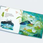 "4 In einer Pfützenfroschpfütze schwitzen 8 Froschpfützenfrösche. Sie tragen ihre Pfützenfroschmützen auch im Schlaf. Superbraw!"

In einer Illustration entspannen Frösche auf Seerosen in einem Teich mit Schilf und Blumen.