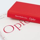 Auf rotem Buchrücken steht „Maria-Sibylla Lotter Opfer“. Ein weißes Cover zeigt das Wort „Opfer“ in Rot.