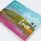 Zwei Wege. Eine Entscheidung. Ein ganzes Leben. "People in Love" von Claire Daverley. Hintergrund: Bunte Landschaft.
